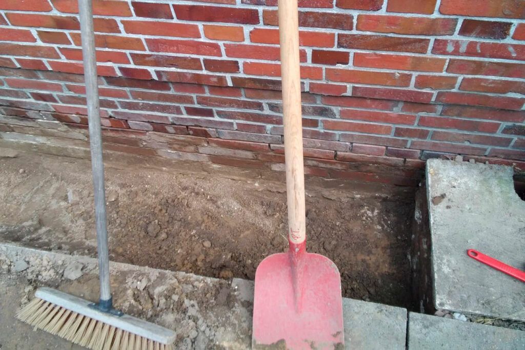 Freilegen der feuchten Wand zur Abdichtung