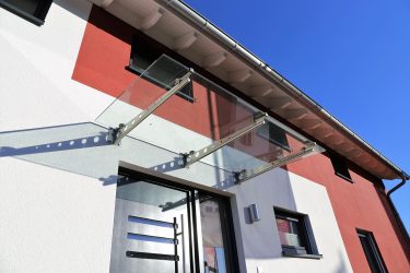 Fenstereinigung bei Glasvordächern